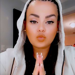 Meet your Posher, Vee